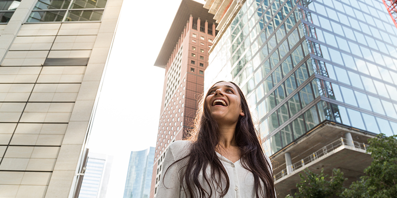 Adulto joven conociendo las calles de la CDMX, ideal para vivir. 